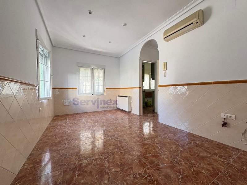 CASA DE ESQUINA EN LA C/ PABLO LUENGO, OPCIÓN A COCHERA INDEPENDIENTE
