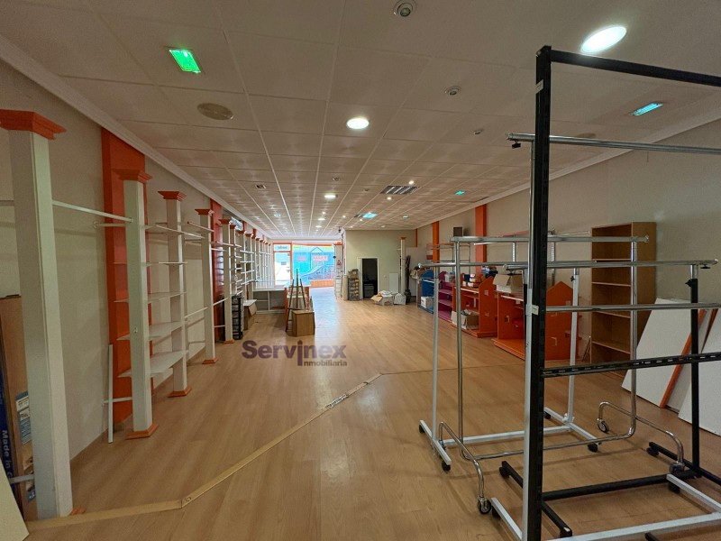 LOCAL DE 140 m² ACONDICIONADO