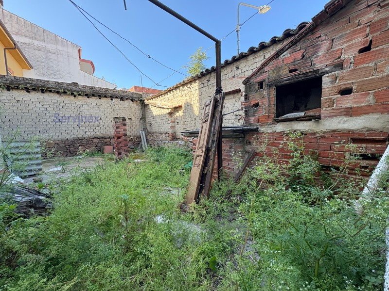 EDIFICIO  CON 3 VIVIENDAS Y SOLAR DE 70 M2 APROX