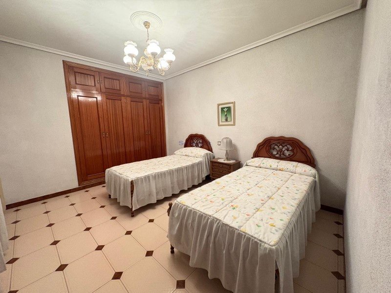 CASA CON AMPLIA COCHERA DE 135 M2 EN LA C/ TOLEDO