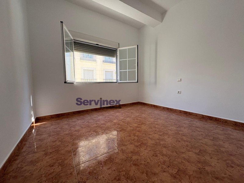 CASA DE ESQUINA EN LA C/ PABLO LUENGO, OPCIÓN A COCHERA INDEPENDIENTE