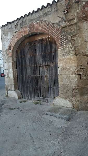 SOLAR URBANO , DA 3 CALLES