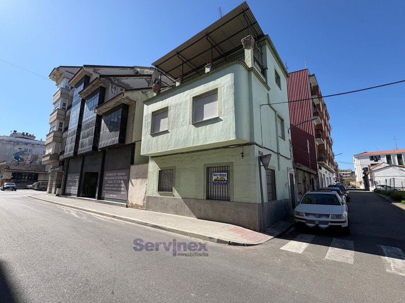 CASA DE ESQUINA EN LA C/ PABLO LUENGO, OPCIÓN A COCHERA INDEPENDIENTE