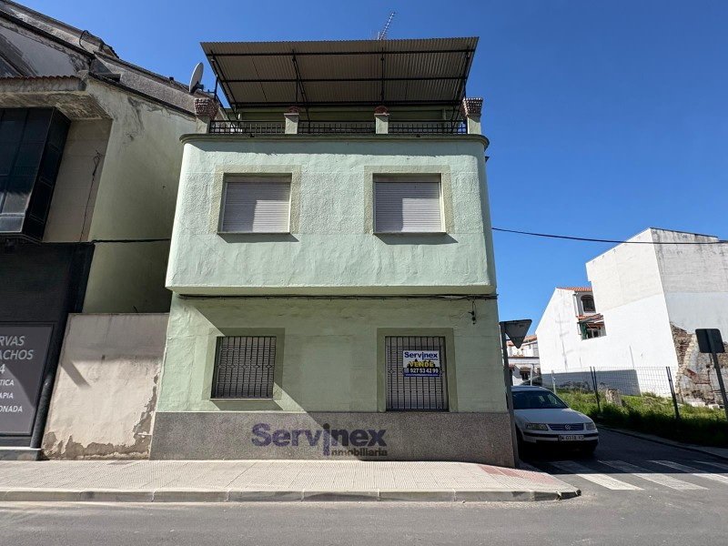 CASA DE ESQUINA EN LA C/ PABLO LUENGO, OPCIÓN A COCHERA INDEPENDIENTE