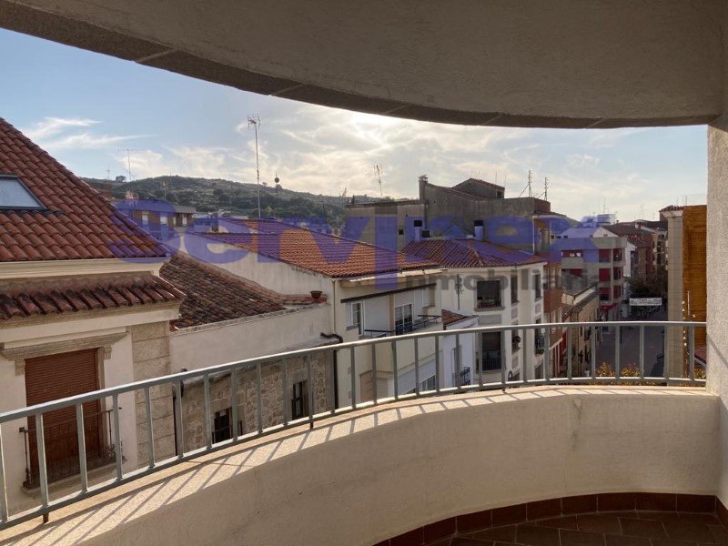AMPLIO PISO DE 200 M2 CON 2 PLAZAS DE GARAJE
