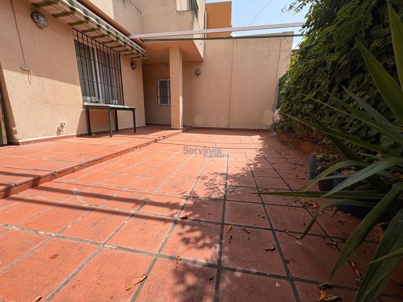 CHALET CON PATIO EN EXCELENTE UBICACIÓN