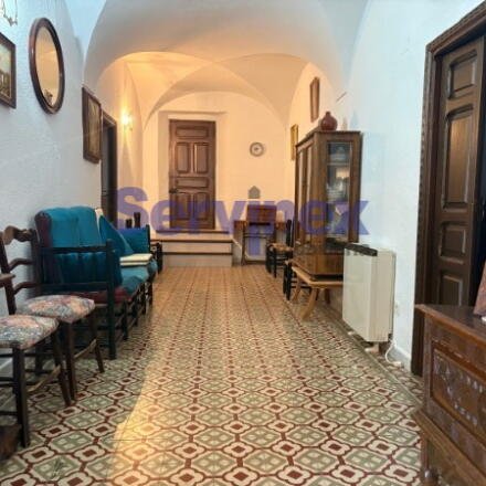 EXCLUSIVA CASA CON JARDÍN Y AMPLIO TERRENO