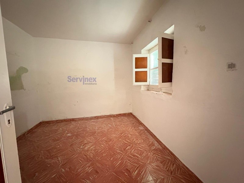 EDIFICIO  CON 3 VIVIENDAS Y SOLAR DE 70 M2 APROX