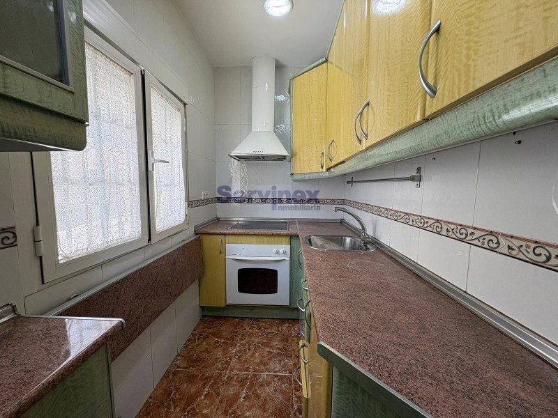 CASA DE ESQUINA EN LA C/ PABLO LUENGO, OPCIÓN A COCHERA INDEPENDIENTE