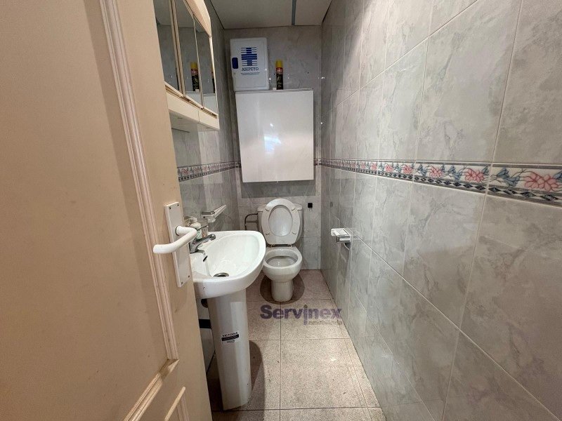 LOCAL DE 140 m² ACONDICIONADO
