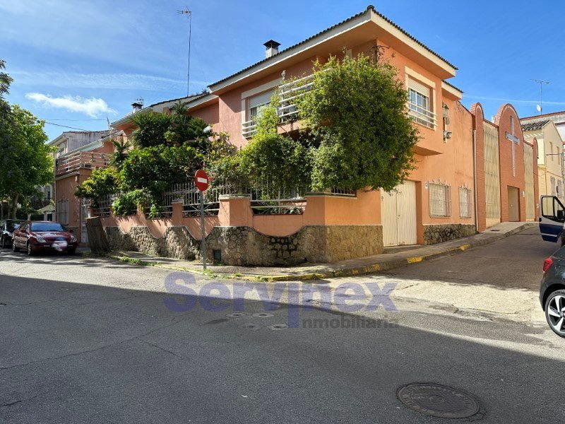 CHALET DE ESQUINA EN LA C/ PUERTO MADERO