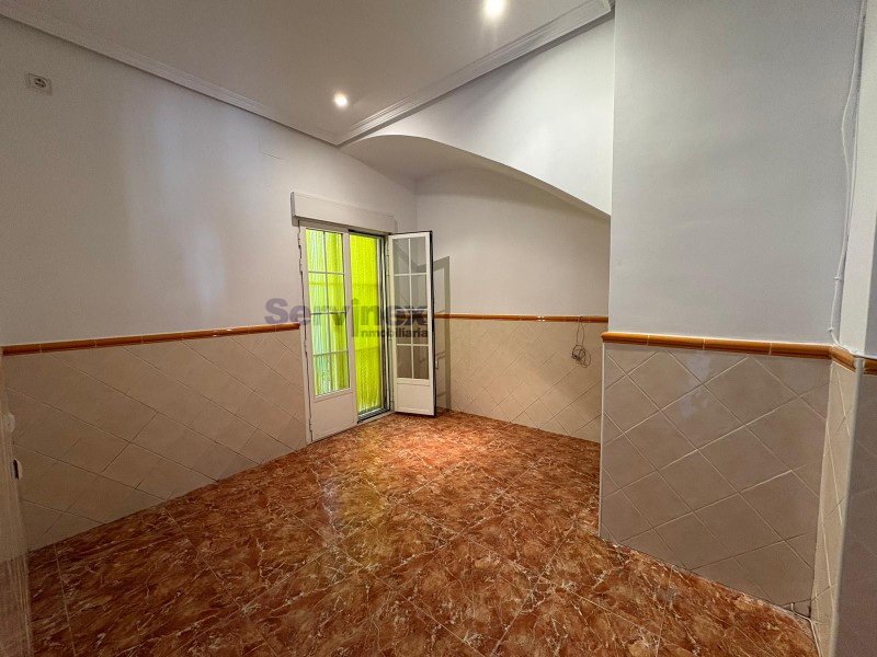 CASA DE ESQUINA EN LA C/ PABLO LUENGO, OPCIÓN A COCHERA INDEPENDIENTE