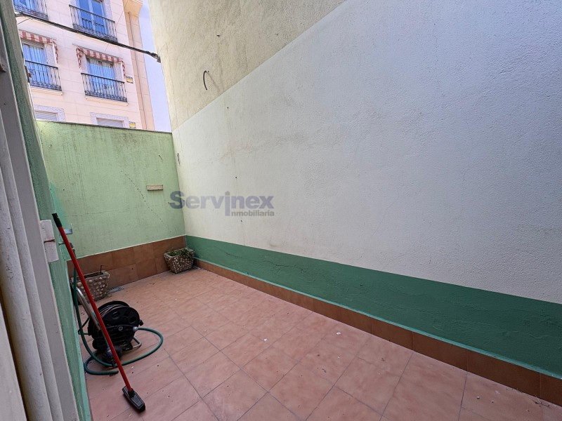 CASA DE ESQUINA EN LA C/ PABLO LUENGO, OPCIÓN A COCHERA INDEPENDIENTE