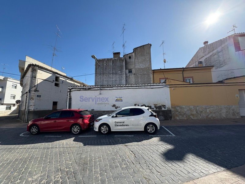 EDIFICIO  CON 3 VIVIENDAS Y SOLAR DE 70 M2 APROX