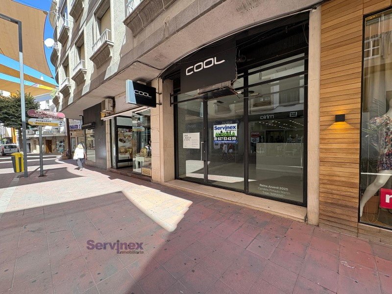 LOCAL EN LA CALLE PEATONAL