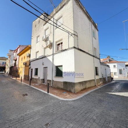 EDIFICIO  CON 3 VIVIENDAS Y SOLAR DE 70 M2 APROX