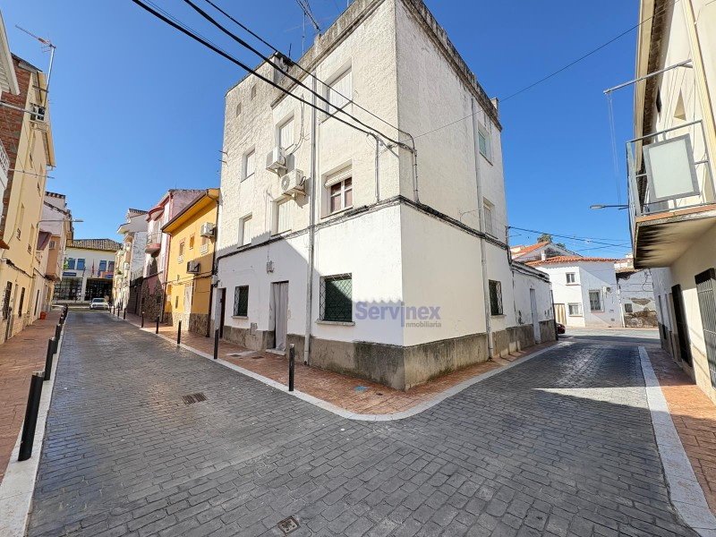 EDIFICIO  CON 3 VIVIENDAS Y SOLAR DE 70 M2 APROX