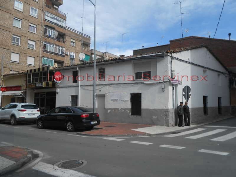 CASA-SOLAR EN LA CALLE PRINCIPAL