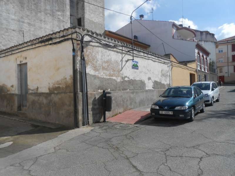 PLAZA LOS CAÑOS, DE ESQUINA