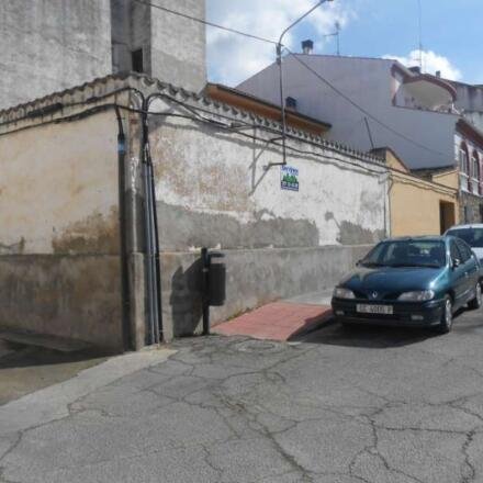 PLAZA LOS CAÑOS, DE ESQUINA