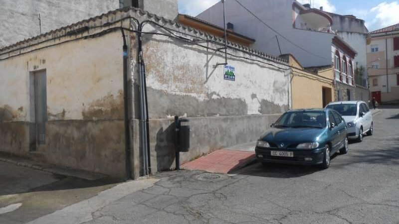 PLAZA LOS CAÑOS, DE ESQUINA