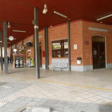 VARIOS LOCALES EN LA ESTACIÓN DE AUTO-RES