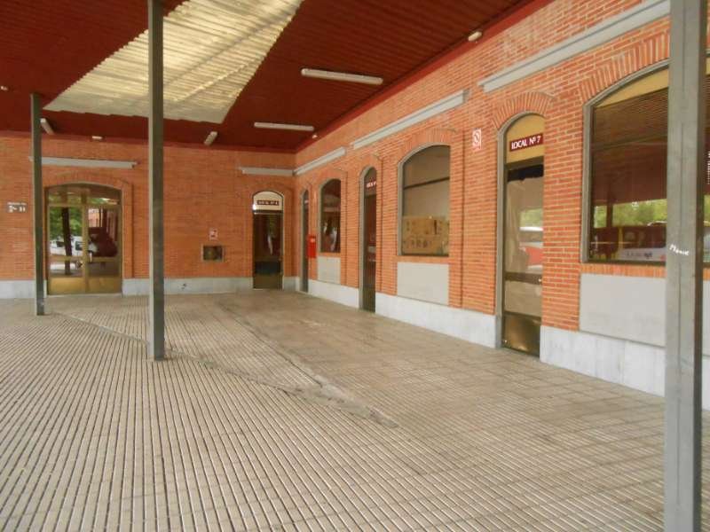 VARIOS LOCALES EN LA ESTACIÓN DE AUTO-RES