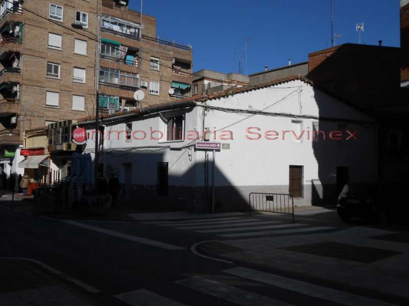 CASA-SOLAR EN LA CALLE PRINCIPAL