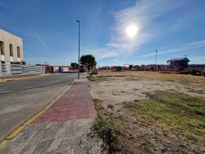 PROMOCIÓN DE SOLARES INDUSTRIALES JUNTO AL CAMPO DE FÚTBOL
