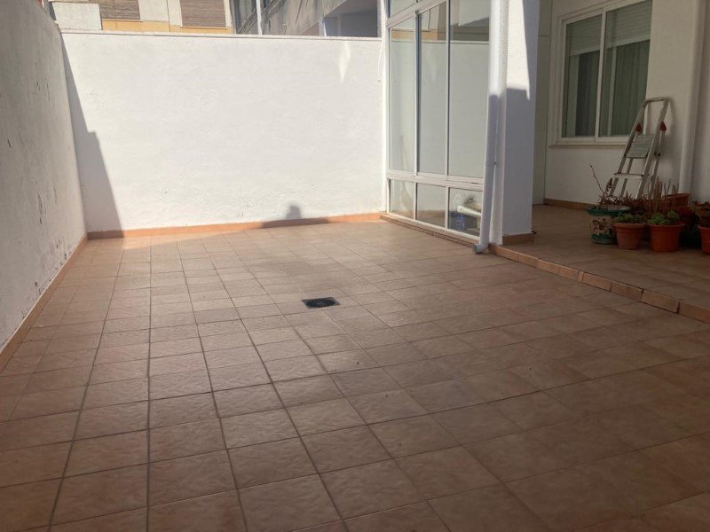 PISO CON AMPLIO PATIO