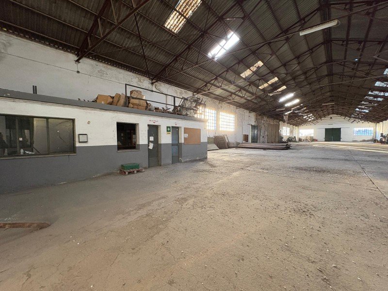 AMPLIA NAVE DE 1.800 m² EN VENTA Y ALQUILER