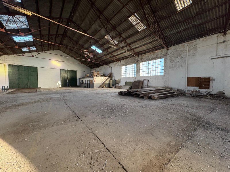 AMPLIA NAVE DE 1.800 m² EN VENTA Y ALQUILER