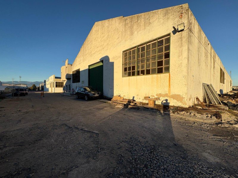 AMPLIA NAVE DE 1.800 m² EN VENTA Y ALQUILER AMPLIA NAVE DE 1.800 m² EN VENTA Y ALQUILER