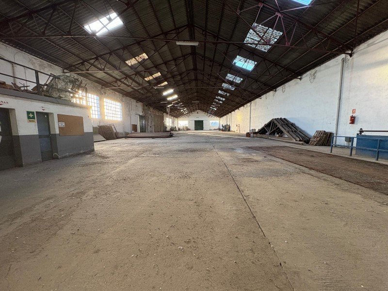 AMPLIA NAVE DE 1.800 m² EN VENTA Y ALQUILER